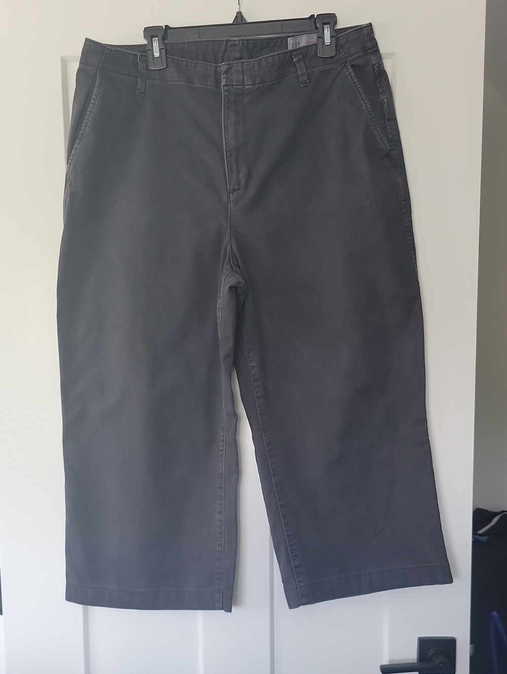 GAP Wide Leg Crop Khaki Pants in Charcoal Gray/ Black